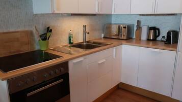 Fridge, microwave, dishwasher, cookware/dishes/utensils