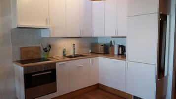 Kühlschrank, Mikrowelle, Geschirrspüler, Kochgeschirr/Geschirr/Besteck