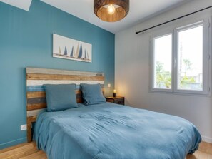 4 bedrooms, desk, iron/ironing board, free Internet