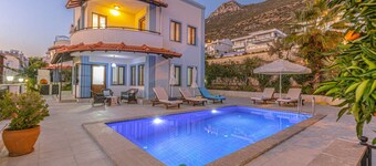 3 bedroom Villa with large pool area and top floor panoramic views