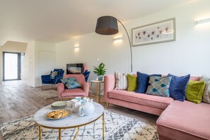 Een televisie en boeken