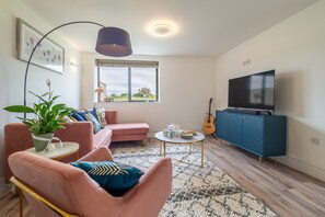 Een televisie en boeken