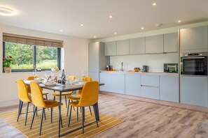 Een koelkast, een magnetron, een oven, een vaatwasser