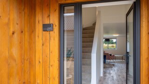Ein Holzinnenraum mit einer Treppe, die zu einem Balkon führt.