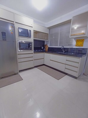 Geladeira, micro-ondas, fogão, cooktop