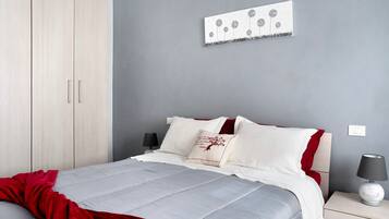 1 camera, ferro/asse da stiro, lenzuola