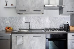 Refrigerador, horno, parrilla de estufa y lavavajillas 