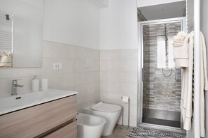 Ein modernes Badezimmer mit Dusche, Toilette und Waschbecken.
