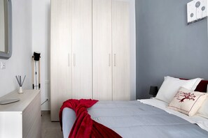 1 dormitorio, tabla de planchar con plancha, ropa de cama