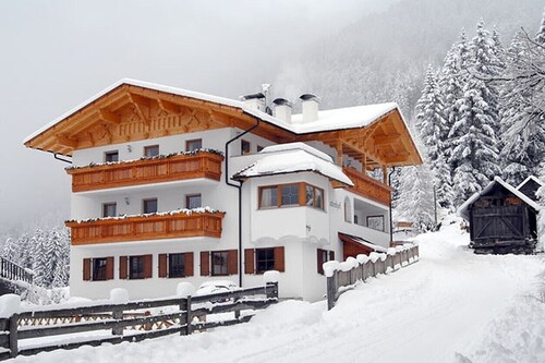 Apartment "Huterhof Wiesengrund 2" with Mountain View, Balcony & Wi-Fi