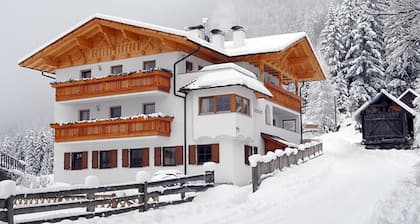 Apartment "Huterhof Wiesengrund 2" with Mountain View, Balcony & Wi-Fi