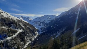 A mountainous landscape with snow-covered peaks and a clear sky. - Apartment "Huterhof Wiesengrund 2" with Mountain View, Balcony & Wi-Fi (Sarentino)