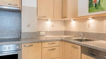 Réfrigérateur, four, plaque de cuisson, lave-vaisselle