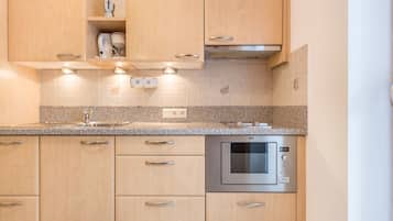 Kühlschrank, Mikrowelle, Herdplatte, Geschirrspüler
