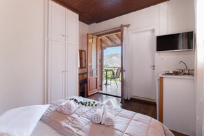 1 bedroom, iron/ironing board, free WiFi, bed sheets - Pet-Friendly Studio "Krinos 4" with Mountain View, Garden & Wi-Fi (Leukada)