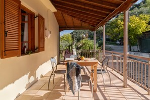 Outdoor dining - Pet-Friendly Studio "Krinos 4" with Mountain View, Garden & Wi-Fi (Leukada)