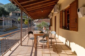 Outdoor dining - Pet-Friendly Studio "Krinos 4" with Mountain View, Garden & Wi-Fi (Leukada)