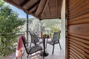 Outdoor dining - Studio "Krinos 2" with Mountain View, Garden & Wi-Fi (Leukada)