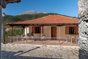 Outdoor dining - Studio "Krinos 2" with Mountain View, Garden & Wi-Fi (Leukada)