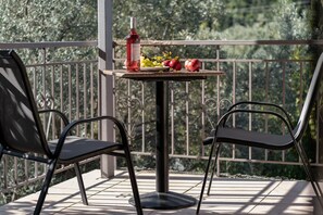 Outdoor dining - Studio "Krinos 2" with Mountain View, Garden & Wi-Fi (Leukada)