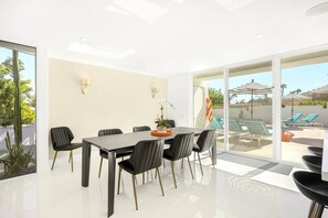 Outdoor dining - Designer 4-Bedroom Home with Pool - LuxeLife! (Palm Springs)
