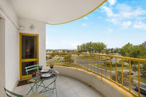 Outdoor dining - Apartment "Casa Gaivota" with Shared Pool & Wi-Fi (Portimão)