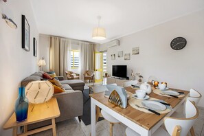 TV - Apartment "Casa Gaivota" with Shared Pool & Wi-Fi (Portimão)