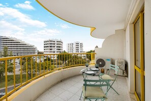 Outdoor dining - Apartment "Casa Gaivota" with Shared Pool & Wi-Fi (Portimão)