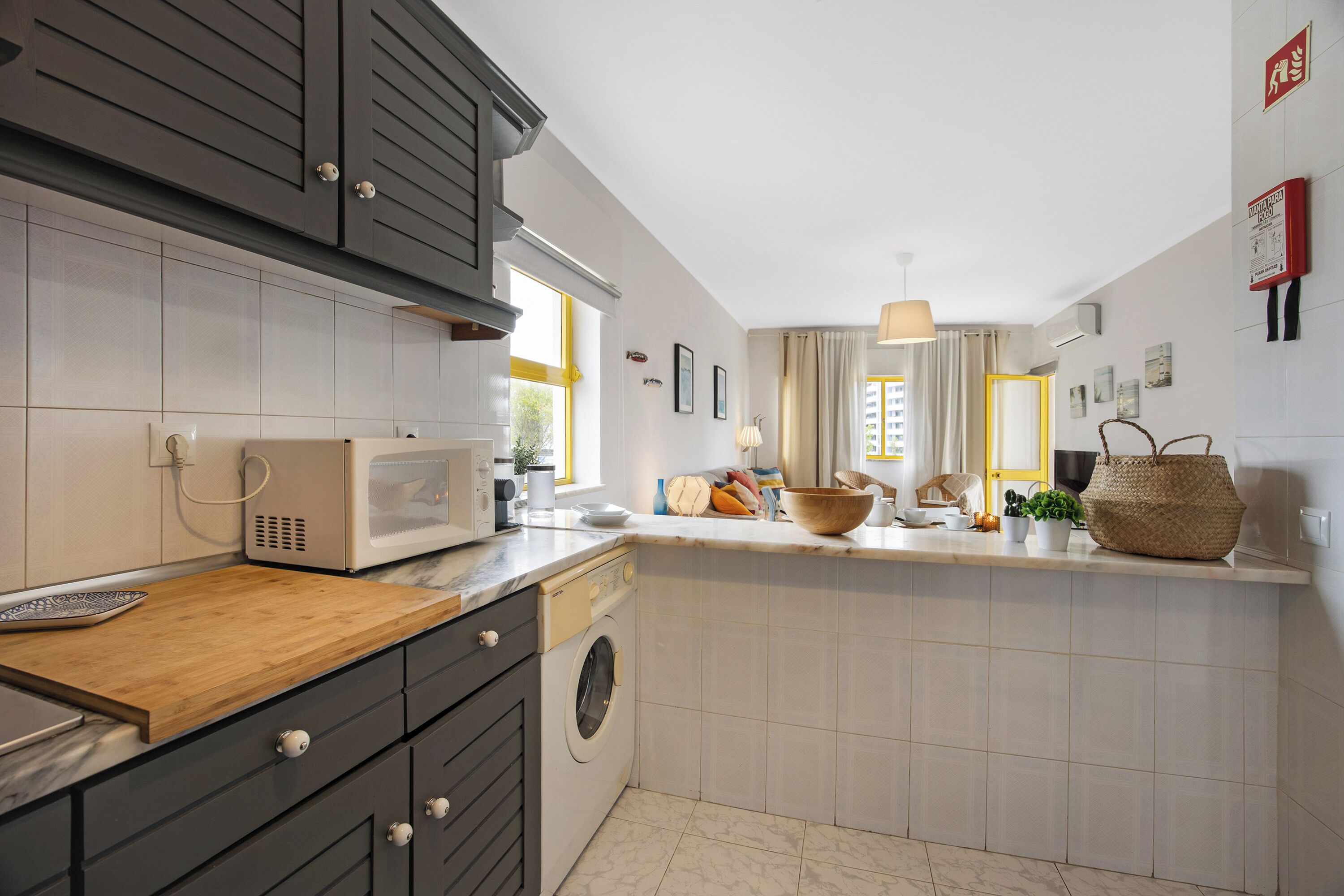 Réfrigérateur, micro-ondes, plaque de cuisson, cafetière/bouilloire