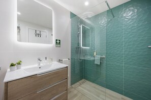 Shower, hair dryer, towels - Apartment "Casa Alegre" with Sea View, Balcony & Wi-Fi (Portimão)