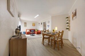 Dining - Apartment "Casa Alegre" with Sea View, Balcony & Wi-Fi (Portimão)