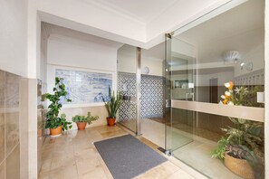 Shower, hair dryer, towels - Apartment "Casa Alegre" with Sea View, Balcony & Wi-Fi (Portimão)