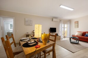 Dining - Apartment "Casa Alegre" with Sea View, Balcony & Wi-Fi (Portimão)