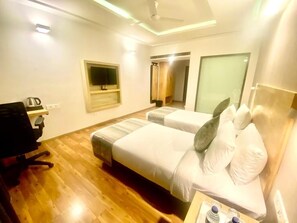 Habitación estándar con 2 camas individuales | Caja de seguridad en la habitación y insonorización