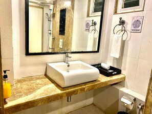Habitación doble estándar, 1 cama King size | Baño | Pantuflas