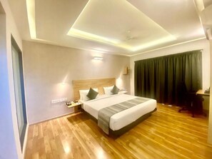 Habitación doble estándar, 1 cama King size | Caja de seguridad en la habitación y insonorización