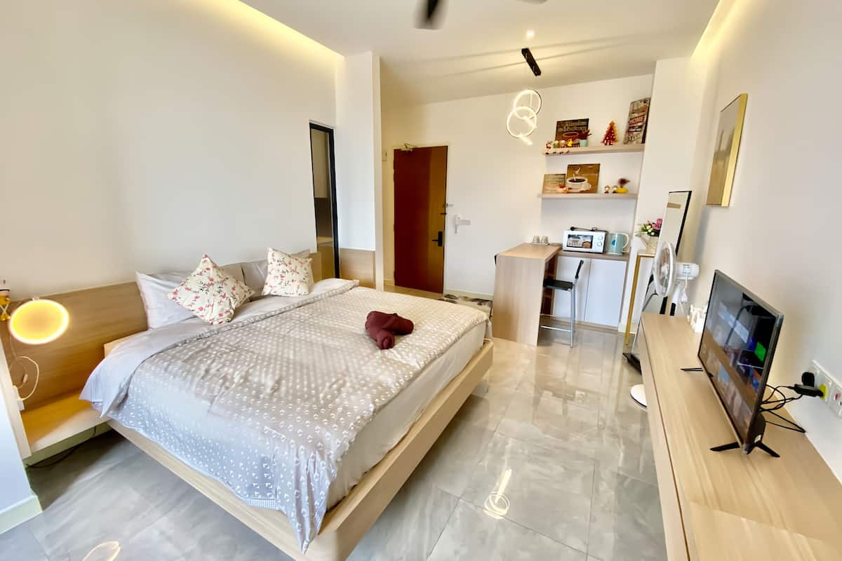 Escritorio, wifi gratis y ropa de cama