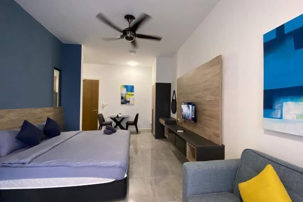 Escritorio, wifi gratis y ropa de cama