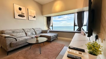 Leilighet – superior | Oppholdsområde | En 40-tommers Flatskjerm-TV med Parabol-TV