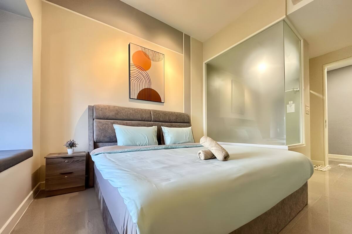 Escritorio, wifi gratis y ropa de cama