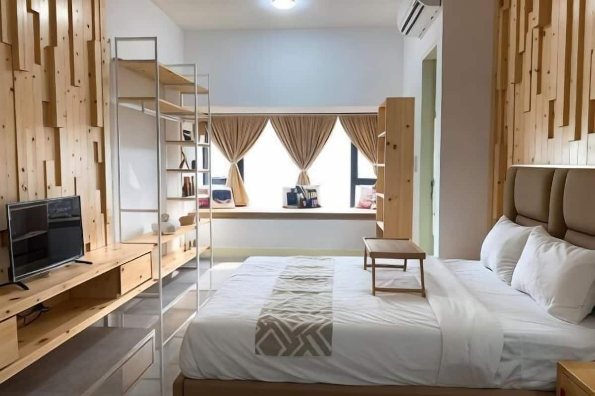 Escritorio, wifi gratis y ropa de cama