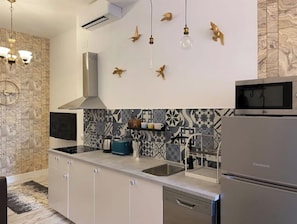 Køleskab, mikrobølgeovn, kogeplade, opvaskemaskine