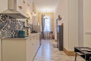 Køleskab, mikrobølgeovn, kogeplade, opvaskemaskine