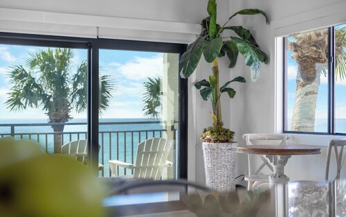 Beachfront Condo + Bikes, Community Pool & Views
