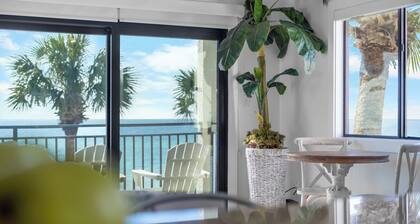 Beachfront Condo + Bikes, Community Pool & Views