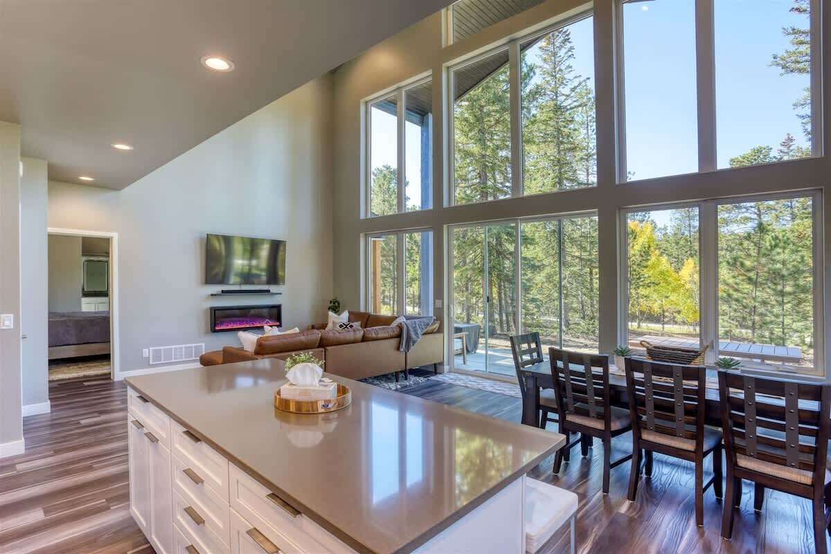 TV, fireplace, offices