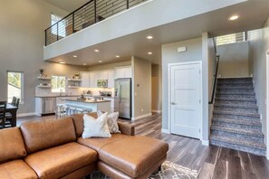 Een televisie, een open haard en een kantoor