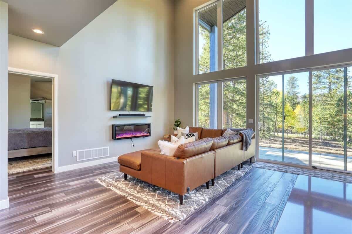 TV, peis og kontorer