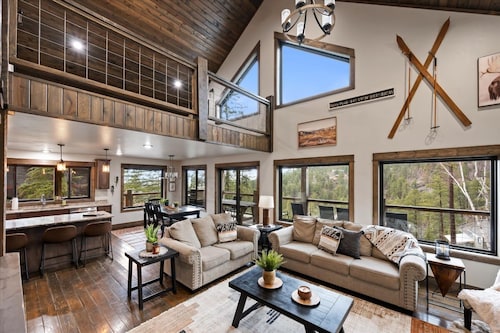 Bullock’s Ridge – Double decks, hot tub, game room & room for the whole crew!