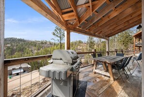 Outdoor dining - Bullock’s Ridge – Double decks, hot tub, game room & room for the whole crew! (Lead)